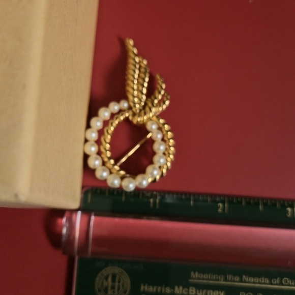 Crown Trifari Elegant Gold and Pearl Brooch - Picture 7 of 15